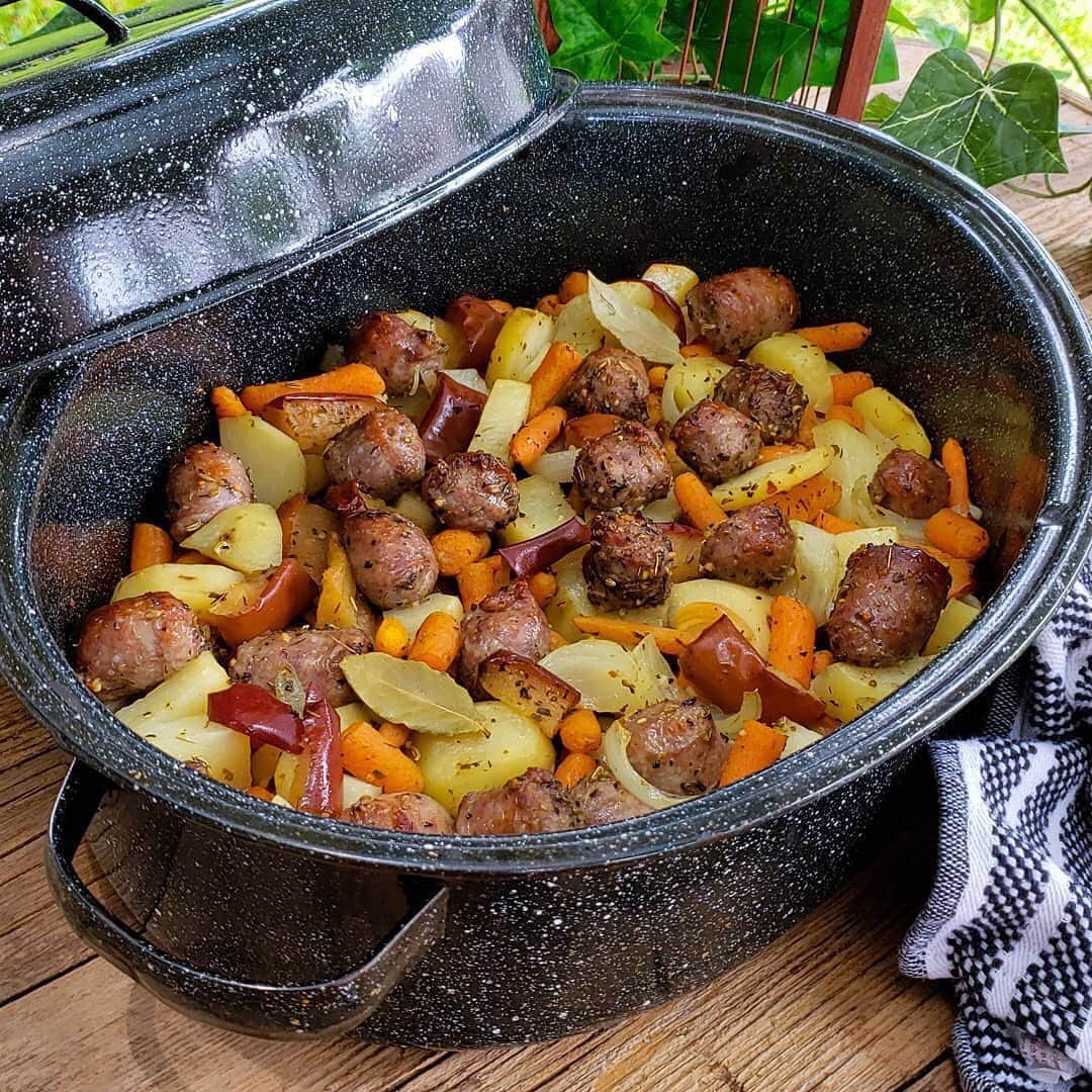 ジョンソンヴィルのインスタグラム：「👏 What can't #johnsonville #beer #brats go with?! @chinaecho8 shows off a flavor-filled dish to get you through the weekday homestretch #ReadyForTheWeekend * * "Roasted Sausage Apple & Veggies! Beer brats from @johnsonville are the star of this dish, throw in baby carrots, russet potatoes, delicious apples, onion and garlic drizzle with a little EVO and seasoned with @spiceology Herb De Provence, black pepper, sea salt and a few bay leaves. Throw everything in one dish and bake on @traegergrills set at 400° #TraegerGrills #TraegerOutdoors #TraegerLife #TraegerRecipes #TraegerNation #TraegerCulinary #TraegerBBQ #Smoked #Organic #F52Grams #BuzzFeast #BBQ #Eeeeeats #ChefLife #GirlsWhoSmoke #WoodFired #Sausage #BeerBrats #OnePotMeal #EatFamous #FoodForFoodies #FoodGasm #FoodPorn #YouGottaEatThis #Delicious"」