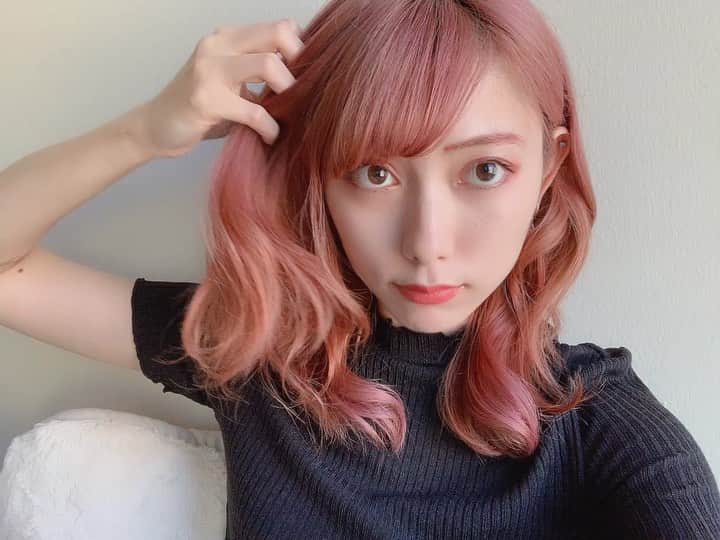 SHIZUKAのインスタグラム：「. I love my hair color💜 Added purple a little bit . 今の髪色が私史上最強 .  #ピンクヘアー #ピンクメイク」