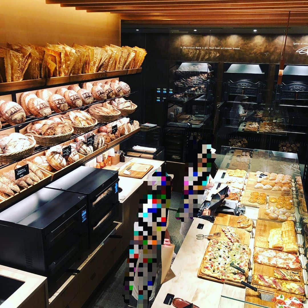 のインスタグラム：「Finally got to visit the new Starbucks Reserve Roastery in Nakamegs. The Italian bakery section has some good items! #starbucksreserveroastery  #nakameguro #スターバックスリザーブロースタリー東京  #beautifularchitecture」