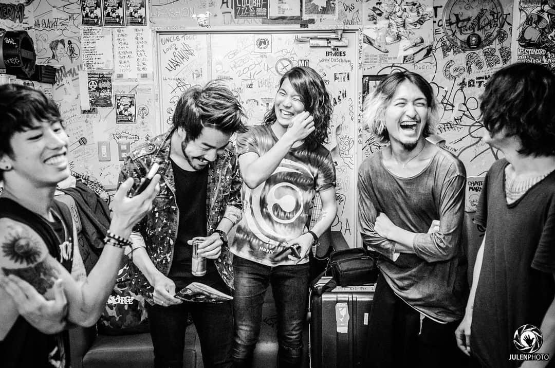 Julen Esteban-Pretelのインスタグラム：「Any guess as to what the guys of @oneokrockofficial and @crossfaithjapan were laughing about backstage at the 10th Anniversary show of Ebisu Liquidroom in August 2014? 😊#TOURDREAMS #julenphoto #oneokrock #crossfaith  Shot with @nikonjp: Nikon D7000, Nikkor DX 17-55mm f/2.8, ISO3200, 24mm 1/400 s at f/2.8, no flash #nikon #nikonjp #clubnikonjapan」