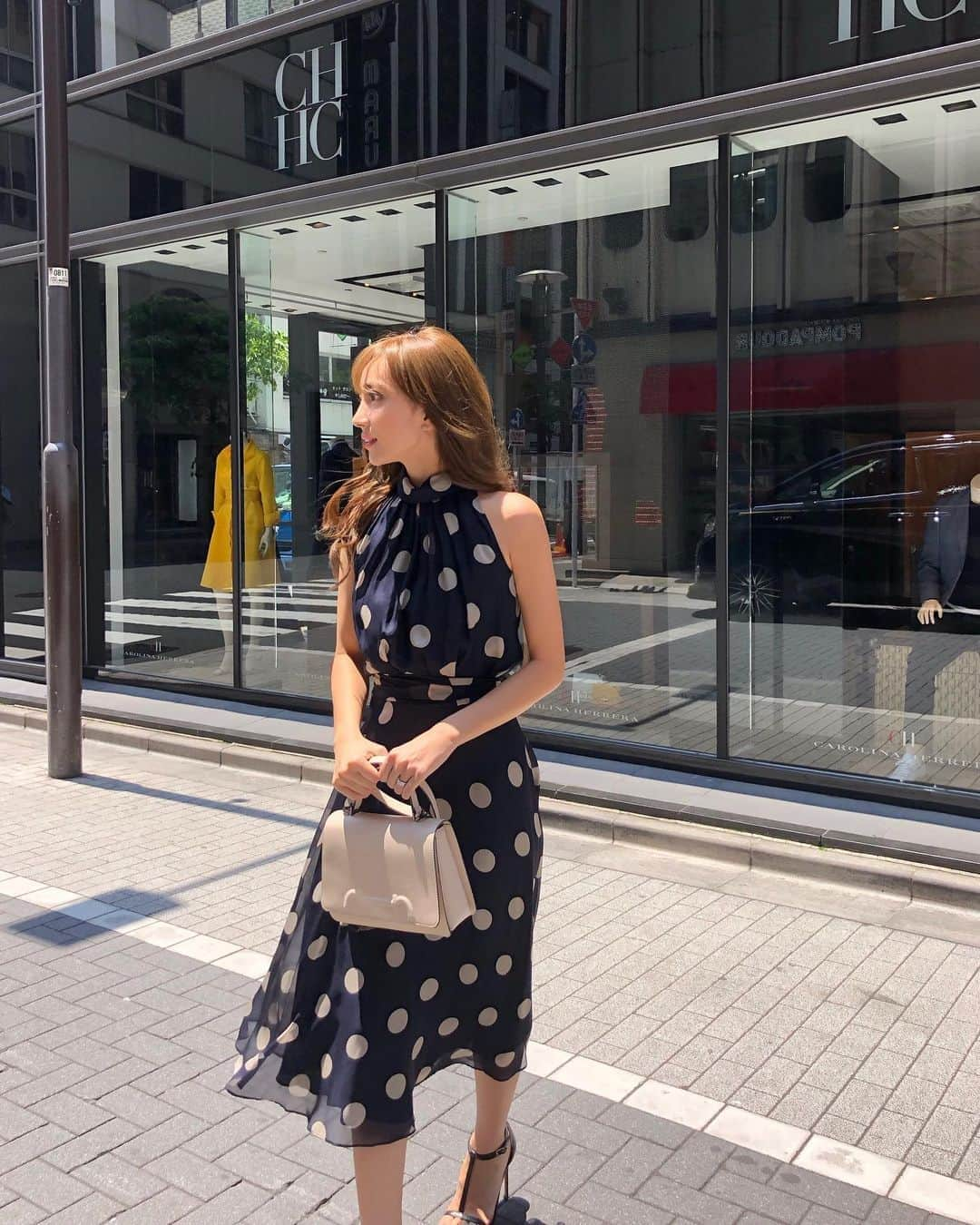 岡部あゆみさんのインスタグラム写真 - (岡部あゆみInstagram)「📍g i n z a dress sandals bag @carolinaherrera #carolinaherrera #CHinsignia #CHキャロリーナヘレラ #キャロリーナヘレラ」6月14日 19時36分 - ayumi_okabe