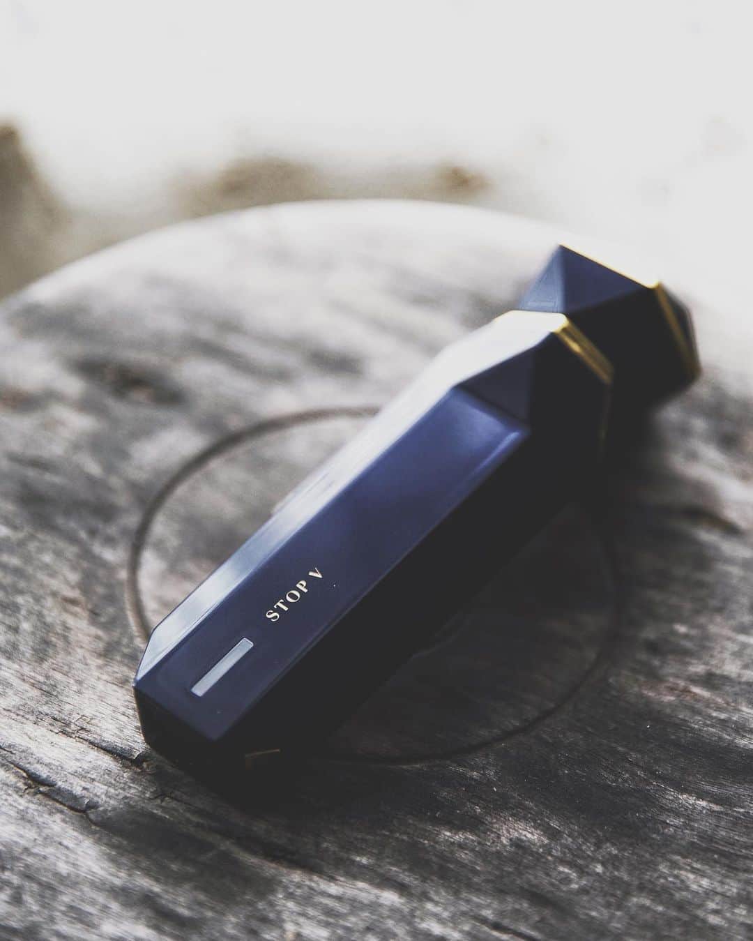 6151さんのインスタグラム写真 - (6151Instagram)「TriPollar STOPV (@tripollar_japan)を撮影しました。  RF美顔器、経過報告を。 使い始めてから1ヶ月！ 気持ち良いのでこつこつリラックスタイムに 顔全体にくるくる当ててるよ。 使い終わる頃には ほんのり桃色肌になってて 翌朝、割りと化粧のりが良いかな。  ハリ、ツヤ、キメに悩んでいるひとは ストーリーもチェックしてね。 体験したい方は家電量販店へ、どぞ。」6月14日 19時36分 - 6151