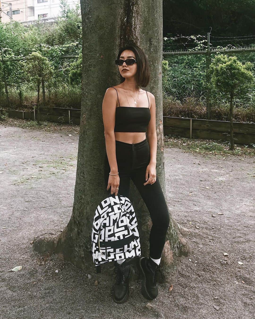 のインスタグラム：「今日はモノトーン😎 へそ出しにキャミにリュックって結構好きなのよね🖤 リュックは大好きなモデル @kendalljenner がイメージモデルのLONGCHAMP🖤 . #longchampLGP#ロンシャンLGP#ロンシャン @longchamp」