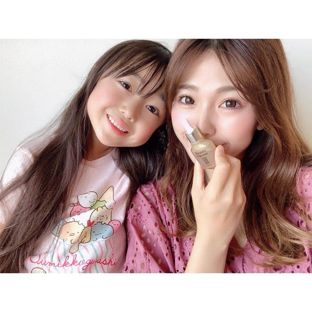 かなのインスタグラム：「． 親子で失礼します🙇🏻‍♀️💕 汗だくで帰宅する毎日😆 学校用のお洋服はキャラものやキラキラもOKに🙆🏻‍♀️✨ ． 30歳になり色んなスキンケアを試した結果 私の肌にはシンプルなケアが合ってたみたいで😌 シンプルを丁寧に、を毎日心がけてる💕 この次世代美容液と言われている卵殻膜を配合したブースター #ビューティーオープナー はもう3本目💐 洗顔後すぐに馴染ませるんだけど肌がふっくら柔らかくなるのを実感出来てとにかくお気に入り🥰 ． 私も参加しているインスタキャンペーン✅ @ozio_official をフォローすると抽選で 人気アイテムのプレゼントがあるそう❤︎ 更に「 #オージオブルー 」と「 #オージオ 」を付けて身の回り青いものの写真を投稿すると当選率が2倍になるそう💎 詳細はアカウントをチェックしてね💕 ． ．  #スキンケア#お気に入り##卵殻膜#美容液#ブースター#オージオニストPR#導入液#ママと娘#お手入れ」