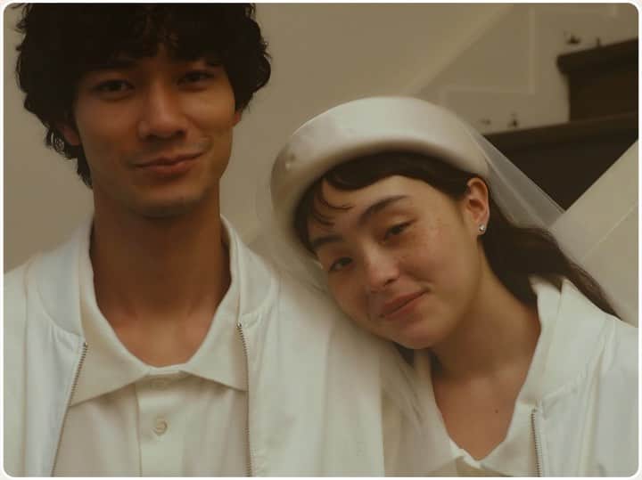 のインスタグラム：「モトーラ世理奈と清原翔がGIRL OF THE MONTHに登場💍 甘酸っぱいふたりが演じるラブストーリーは、プロフィールのリンクからチェックしてください💗 Photo @omisakii Stylist @chikako_tanifuji Hair @takayukishibata  Make-up @makikoe917 Model @sereeeenam @mrkiyotan Movie edit #keitakawahara」