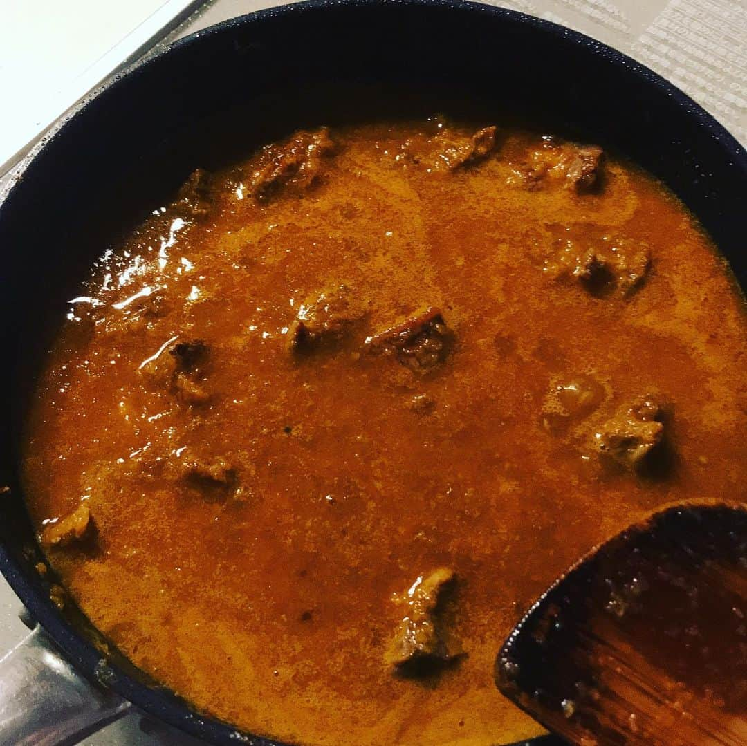 THE BAWDIESさんのインスタグラム写真 - (THE BAWDIESInstagram)「最近のマイブームにカレー作りがあります。 ルーを使わず、なるだけ小麦粉も使わず。 胃もたれなしカレー。 意外と簡単手間なしな上に美味しく作れて大変満足なのです。 キーマカレー、欧風ビーフカレー、バターチキン。 楽しいなあ。 jim #taxmanの投稿と思わせて実はjim #隠れカレーファン」6月14日 19時38分 - thebawdies