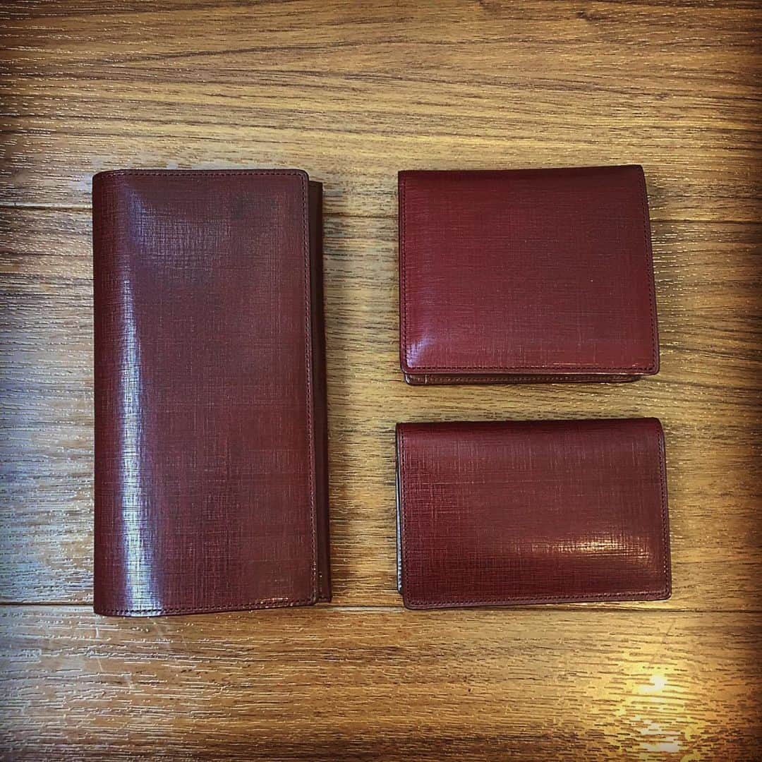 バッグ通販TORATOのインスタグラム：「＜SLOW Traditional＞sigma series bordeaux/￥16,200 ▼TORATO @torato.jp  #torato #slowtraditional #slow #sigma #longwallet #shortwallet #cardcase #bordeaux #cowleather #19ss #mens #fashion #harajuku #tokyo #fashion #japanquality #madeinjapan #レザー #革 #本革  #スロウトラディショナル #スロウ #財布 #長財布 #二つ折り財布 #カードケース #名刺入れ #トラト #ファッション #ボルドー」