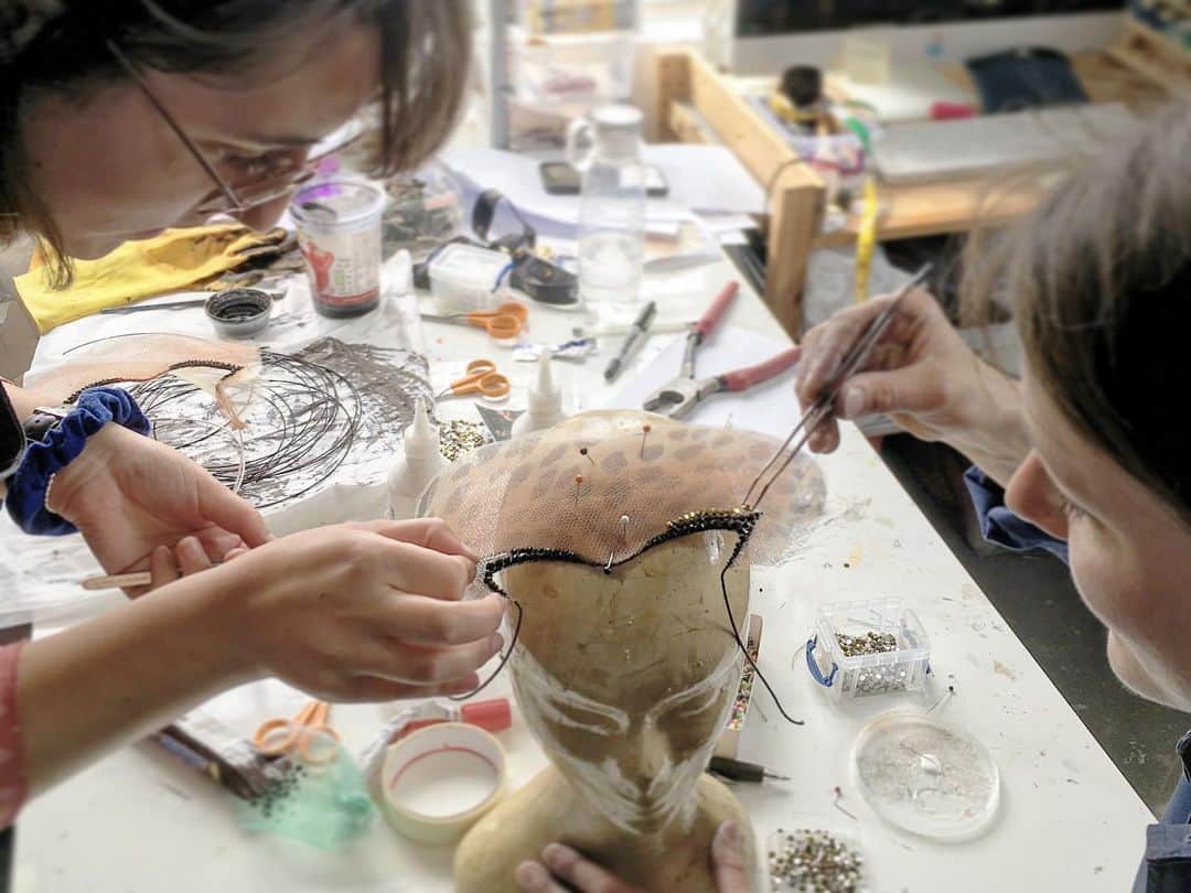 のインスタグラム：「A #bts peek into the processes behind the #leopard mask we realised for @ctilburymakeup’s design for the @theanimalball fundraiser. 1: my lab technicians Ania and Celeste and their immaculate work table (😂) 2: Charlotte’s original concept. 3: getting the ‘eyeliner’ lines decided via email - this was a really important factor as we wanted to make sure the crystal eyeline was #onbrand. 4: starting the wire framework. 5: applying layers of organza, tulle and crin to wire framework to build up layers of ‘fur’. 6: considering #colourways. 7: concentration and two pairs of hands! 8: creating a #beauty look in #black and #dorado #swarovski. 9: compiling mask, ears and wire framework. 10: bound and affixed to #handmade wire frames.」