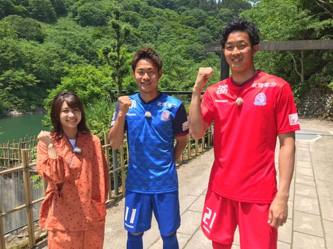 尾島早都樹のインスタグラム：「あすの#ミタイノコレクション は、 . スポーツ選手に 富山の魅力を伝えてもらいたい！！ ということで、 . 『#スポリポ』カターレ富山 編 をお送りします〜⚽️🎤！ . 今回のリポーターは、 #才藤龍治 選手 #太田岳志 選手 . そして今回の場所は 船でしか行けないという #秘境の宿 🛥⛰ . 私はスポーツ担当ということで 見守りつつたくさん無茶振りしましたが(笑)、 お二人とも快く応えていただきました😂 ありがとうございました！ . あすの午後4時54分〜です！ ぜひご覧ください👌🌷 . #ミタコレ #スポリポ #カターレ富山 #秘境温泉 #kataller #チューリップテレビ」