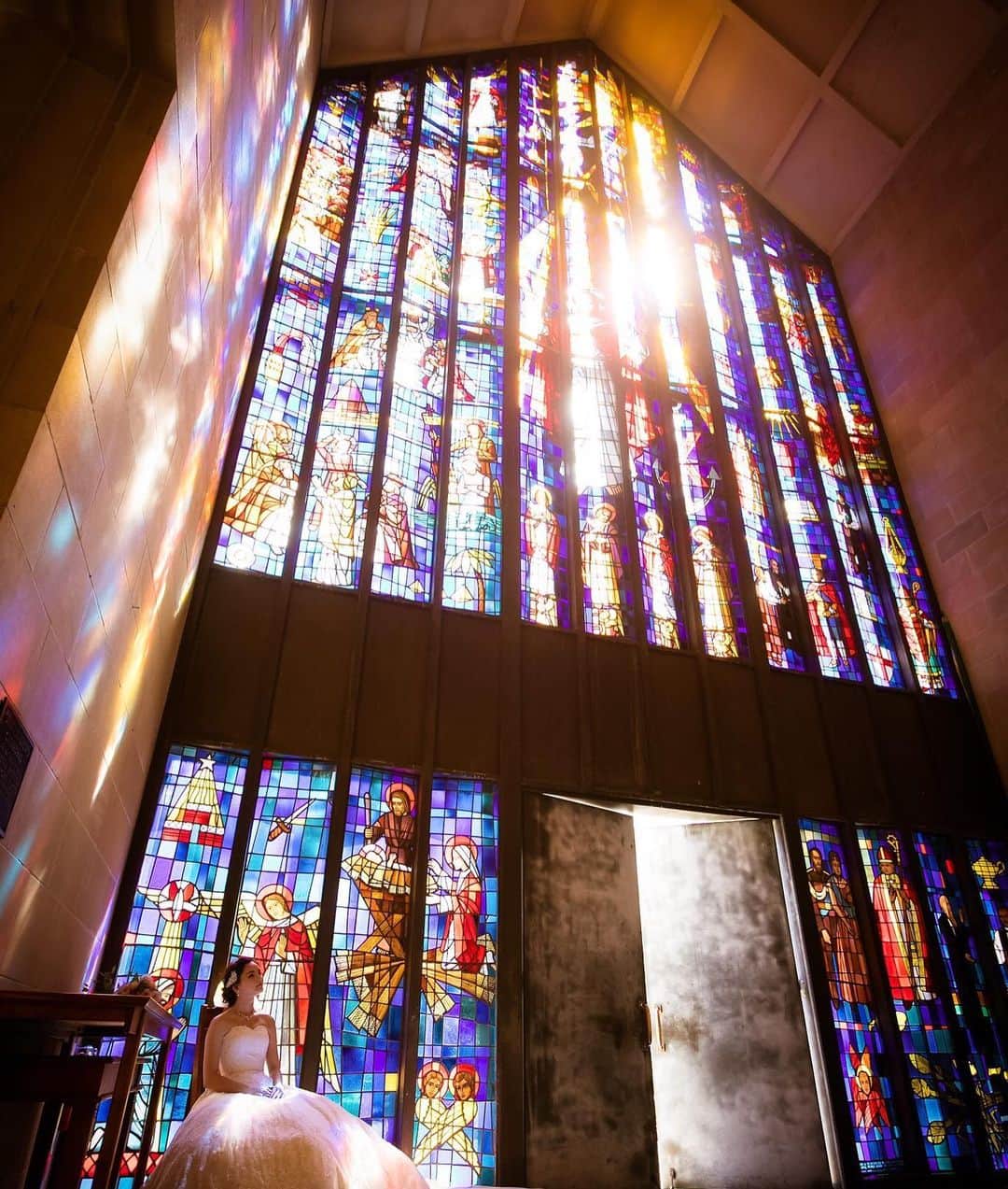 のインスタグラム：「* * #セントアンドリュース大聖堂* * ハワイの#セントアンドリュース大聖堂 ⛪️ * 約15メートルの高さの#ステンドグラス は幻想的な美しさ✨ * 約100年近い歳月をかけ造られた大聖堂で感動的な思い出を残して💕 * * *  Area ： #ハワイ  location：#セントアンドリュース大聖堂  photographer ：@recuerdohawaii * ＝＝＝＝＝＝＝＝＝＝ * @couturenaoco_resortwedding 【#クチュールナオコウェディング】をつけてぜひ投稿&フォローしてくださいね♬ このアカウントでご紹介させていただきます💕 * * ・・・・・・・・・・・・・・・・ 🎀クチュールナオコウェディングとは ・・・・・・・・・・・・・・・・ . 「挙式日はいちばん素敵におしゃれをする日」をコンセプトにドレスショップならではの感性で、 ドレス・タキシードはもちろんのこと、挙式やパーティー、フォトなど おふたりのご希望に合わせたウエディングスタイルをトータルコーディネート👗 特別なその日を快適に迎えるためのお手伝いをいたします♡ * ・・・・・・・・・・・・・・・・ 🎀クチュールナオコが選ばれる4つのポイント ・・・・・・・・・・・・・・・・ . 👗ドレスショップならでは♪ドレスが圧倒的に豊富 . ✈️トータルコーディネートから旅行まで♪挙式以外もしっかりサポート . ⛪理想の挙式スタイルが叶う♪豊富なエリアと会場 . 💁日本人専任スタッフがお手伝い♪安心の現地サロン * ・・・・・・・・・・・・・・・・ 🎀クチュールナオコサロン情報 ・・・・・・・・・・・・・・・・ .  銀座本店・札幌店・仙台店・名古屋店・京都店・心斎橋店・神戸店・福岡店 . . ＜＜リゾートウェディング相談会🌴開催中＞＞ . クチュールナオコ各店では無料相談会を実施しています♪ 毎月のフェアではスペシャル特典もございますので、ぜひご来店お待ちしております♡ . 資料請求・来店予約は、@couturenaoco_resortwedding プロフィールのHP🔗から♬ * * #クチュールナオコ #couturenaoco  #クチュールナオコウェディング  #couturenaocowedding #ナオコウェディングストーリー #naocoweddingstory  #ウェディング #結婚 #結婚式 #花嫁 #ハワイウェディング #ハワイ挙式 #ハワイ結婚式 #リゾートウェディング #ウェディングフォト #wedding #resortwedding #セントアンドリュース大聖堂  #プレ花嫁 #結婚式準備 #花嫁準備 #2019秋婚 #2019冬婚 #2019春婚 #2019夏婚」
