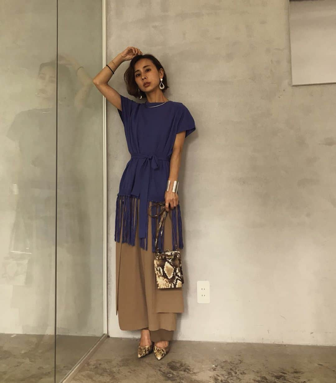 黒石奈央子さんのインスタグラム写真 - (黒石奈央子Instagram)「あめりふく . SHORT LEG ALL IN ONE ¥18500+tax 6/18 LONG FRINGE SWING TOP ¥12900+tax 6/18 その他  AWアイテム . これは私もオーダーしたショートレッグオールインワン♫ サイドについてるおおきなぽけっとがポイント♫このポケットは取り外し可能！ 合わせてるフリンジのトップスは一枚でさらっと着回し力のあるアイテム！ .  @ameri_shinjuku @amerivintage @ameri_daikanyama @ameri.shinsaibashi #ameri#amerivintage #fashion #coordinate#ootd#outfit#osanposnap #705_outfit #大人ファッション #大人コーディネート #大人スタイル #modestyle #modefashion#modecasual」6月14日 18時24分 - blackstone705