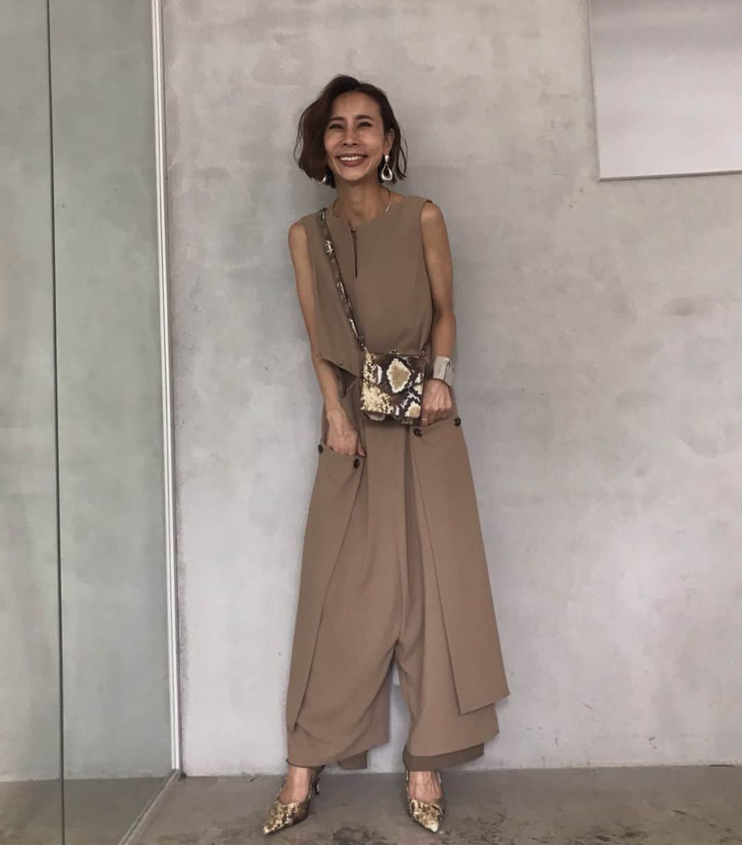 黒石奈央子さんのインスタグラム写真 - (黒石奈央子Instagram)「あめりふく . SHORT LEG ALL IN ONE ¥18500+tax 6/18 LONG FRINGE SWING TOP ¥12900+tax 6/18 その他  AWアイテム . これは私もオーダーしたショートレッグオールインワン♫ サイドについてるおおきなぽけっとがポイント♫このポケットは取り外し可能！ 合わせてるフリンジのトップスは一枚でさらっと着回し力のあるアイテム！ .  @ameri_shinjuku @amerivintage @ameri_daikanyama @ameri.shinsaibashi #ameri#amerivintage #fashion #coordinate#ootd#outfit#osanposnap #705_outfit #大人ファッション #大人コーディネート #大人スタイル #modestyle #modefashion#modecasual」6月14日 18時24分 - blackstone705