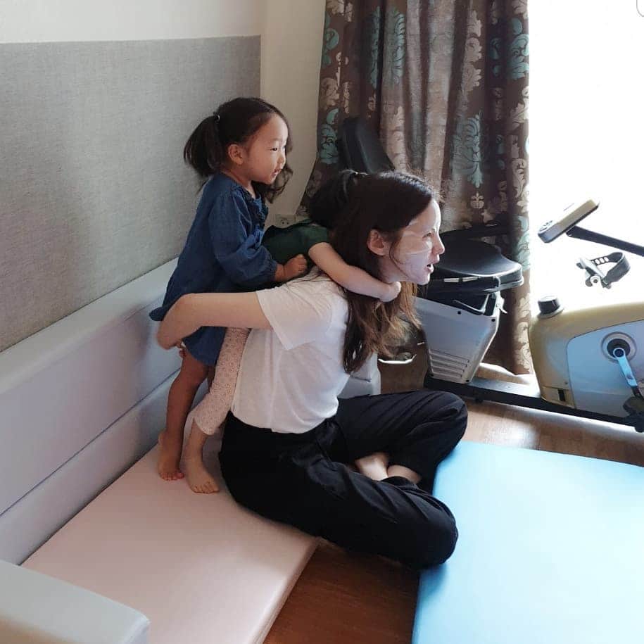 チョン・ガウンさんのインスタグラム写真 - (チョン・ガウンInstagram)「여행가서도 앉으나서나.. 아이들이 업히고 난리를쳐도.. 내피부는 내가 지키는.. 언제 어디서나.. #콜라겐마스크 #메디앤서리얼스킨핏콜라겐마스크  #콜라겐덩어리팩  #콜라겐추출물81프로  #주름관리 #탄력관리 #수분관리 👉잠시후 7시30분 GS홈쇼핑에서 방송해요」6月14日 18時19分 - jung_ka_eun