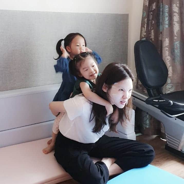 チョン・ガウンさんのインスタグラム写真 - (チョン・ガウンInstagram)「여행가서도 앉으나서나.. 아이들이 업히고 난리를쳐도.. 내피부는 내가 지키는.. 언제 어디서나.. #콜라겐마스크 #메디앤서리얼스킨핏콜라겐마스크  #콜라겐덩어리팩  #콜라겐추출물81프로  #주름관리 #탄력관리 #수분관리 👉잠시후 7시30분 GS홈쇼핑에서 방송해요」6月14日 18時19分 - jung_ka_eun