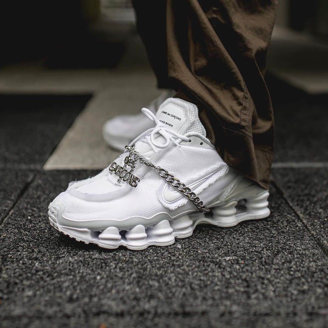 HYPEBEASTさんのインスタグラム写真 - (HYPEBEASTInstagram)「@hypebeastkicks: Here’s a closer look at the “Triple White” iteration of the @commedesgarcons x @nike Shox TL. It’s now available alongside the black pair at select stockists worldwide for approximately $357 USD. Photo: Thomas Barthelemy/@hypebeastfr」6月14日 18時21分 - hypebeast