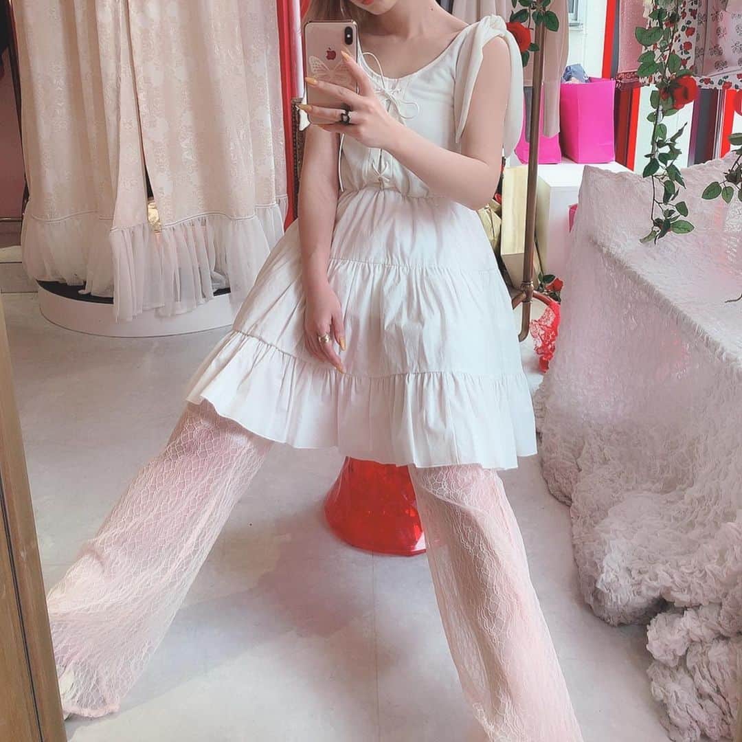 MiMiさんのインスタグラム写真 - (MiMiInstagram)「. . laceupティアードOPにレースフレアパンツを合わせてみた日♡. . 動いた時に出る独特な可愛いシルエットを重視して作ってるアイテムが多いから、洋服を着て色んな場所に行って沢山遊びまわってかわいいを振りまいて欲しいな。. . 汚れたって破れたってその時、その瞬間が楽しかったらいいじゃん。みほは誰かの楽しい瞬間や可愛い瞬間の為に服を作ってるし提案するし みんなが着て動きが出て初めて完成するものだから、何が言いたいかって、うちの服でおもいっきり遊んでね🦋  #lastvirgin #outfit #mimiコーデ  #design #fashion」6月14日 18時22分 - inn.nninni
