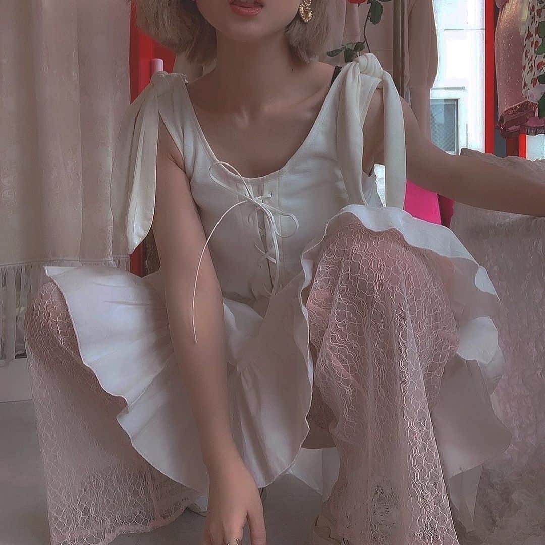 MiMiさんのインスタグラム写真 - (MiMiInstagram)「. . laceupティアードOPにレースフレアパンツを合わせてみた日♡. . 動いた時に出る独特な可愛いシルエットを重視して作ってるアイテムが多いから、洋服を着て色んな場所に行って沢山遊びまわってかわいいを振りまいて欲しいな。. . 汚れたって破れたってその時、その瞬間が楽しかったらいいじゃん。みほは誰かの楽しい瞬間や可愛い瞬間の為に服を作ってるし提案するし みんなが着て動きが出て初めて完成するものだから、何が言いたいかって、うちの服でおもいっきり遊んでね🦋  #lastvirgin #outfit #mimiコーデ  #design #fashion」6月14日 18時22分 - inn.nninni