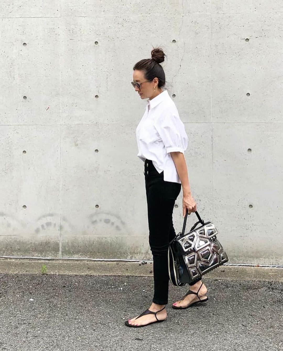 BORDERS at BALCONYのインスタグラム：「@riring_design「SAILER DENIM PANTS」をキレイにご着用くださり、 ありがとうございます‼  白いシャツと合わせるのが本当にスッキリしていて、カッコいいです。 「SAILER DENIM PANTS」の黒はすでに完売いたしましたが、INDIGOはまだございますので、皆様是非 @bordersatbalcony_official にて見てみてください！⠀⠀」