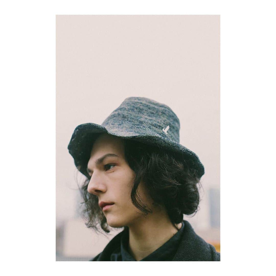 のインスタグラム：「Mühlbauer | #ss19campaign ▫️ Bartek wears PRINZ ALESSIO. This summery #travellerhat is made of crocheted raffia. A fine wire has been worked into the #brim edge allowing the crown to be shaped as desired. It is lightweight but robust, so it can be folded and packed in every bag. #foldablehat #streetwear #vienna」
