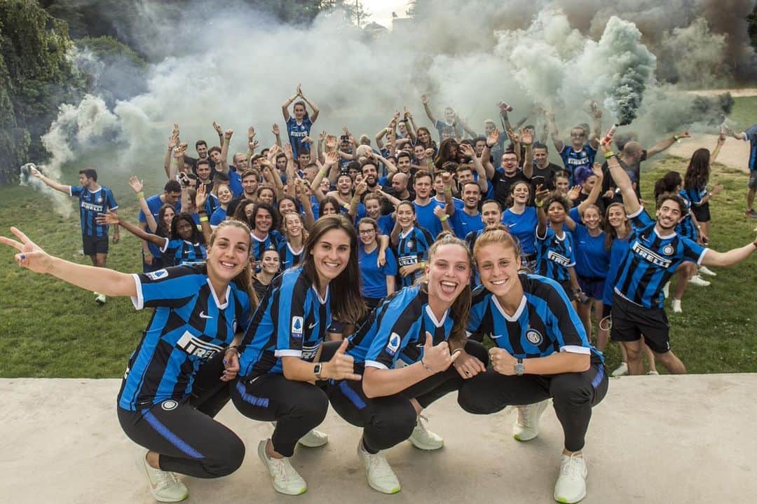 インテルナツィオナーレ・ミラノさんのインスタグラム写真 - (インテルナツィオナーレ・ミラノInstagram)「INTER JERSEY RUN 🏃🏻‍♂️⚫️🔵 A run sponsored by @nikefootball and #Inter with #InterWomen turned #Milan black and blue on Thursday afternoon! The route went from the #Nike Store on Corso Vittorio Emanuele to Parco Sempione. #InterJerseyRun #ForzaInter #NikeFootball #Run #Running #Football #Milano #City #Nerazzurri」6月14日 18時25分 - inter