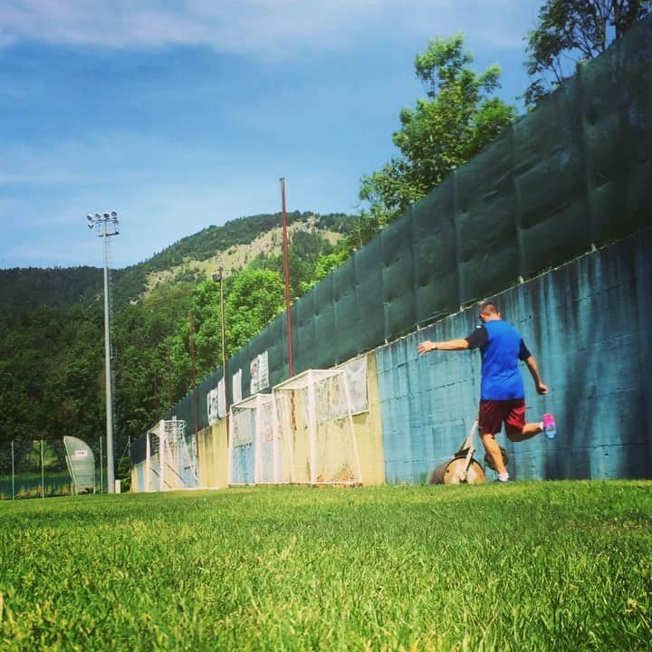 ジャニス・キャバニャのインスタグラム：「Stamattina ho deciso di prendere un pallone e divertirmi! Vi regalo questa perla amici miei!!! ⚽️ #football #footballskills #calcio #ilovethisgame」