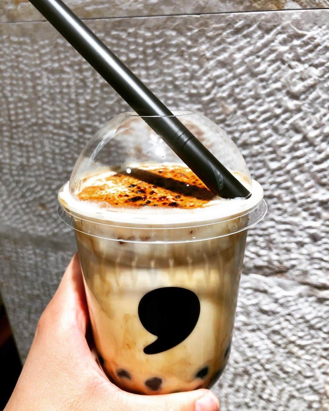 のインスタグラム：「コンマティーの焦がし黒糖タピオカラテ♪  焦がし部分が香ばしくて、美味しい♪  #commatea #コンマティー #池袋PARCO #焦がし黒糖タピオカラテ #タピ活」