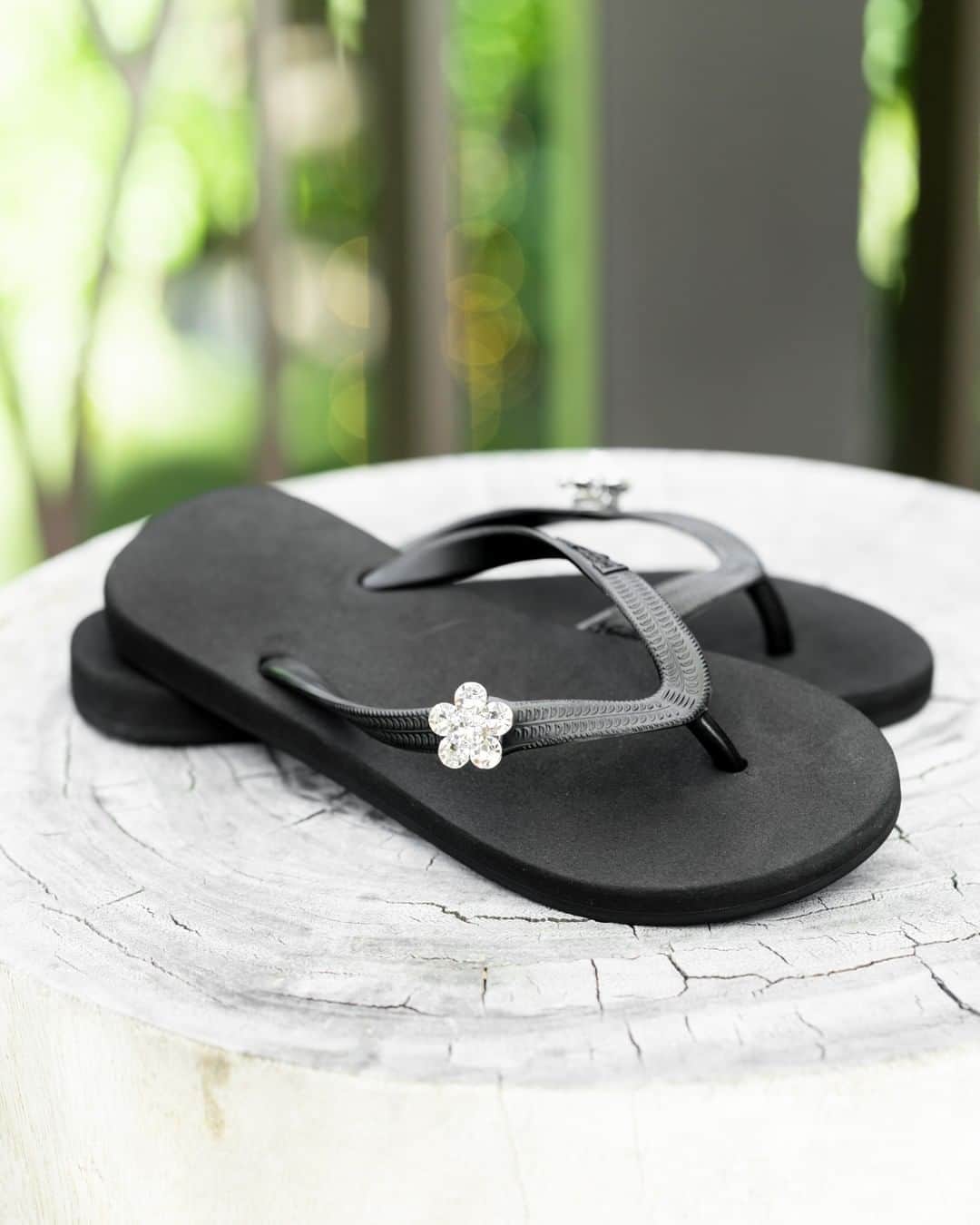 Popits Hawaiiさんのインスタグラム写真 - (Popits HawaiiInstagram)「Flat black sandal x mini flower child crystal charms😊💍⠀ ⠀ ⠀ #popitshawaii #ポピッツ #sandals #charms #alohastate #luckywelivehawaii #waikiki #footwear #thong #happyfeet #flipflops #slippers #ハワイ #ハワイ旅行 #ハワイ好き #ハワイ大好き #ハワイ好きな人と繋がりたい #ビーチサンダル #フラ #フラダンス #占い #crystal #808」6月14日 18時28分 - popitshawaii