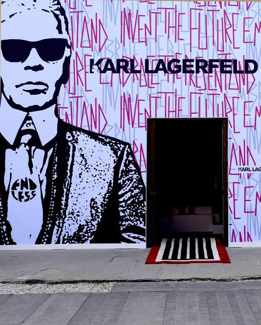 カールラガーフェルドさんのインスタグラム写真 - (カールラガーフェルドInstagram)「This week in Florence, street artist @endlessartist completed a three-day live art performance that paid tribute to Karl’s legacy. The unmissable creation was the first of its kind at #pittiuomo. #KARLLAGERFELD」6月14日 18時29分 - karllagerfeld