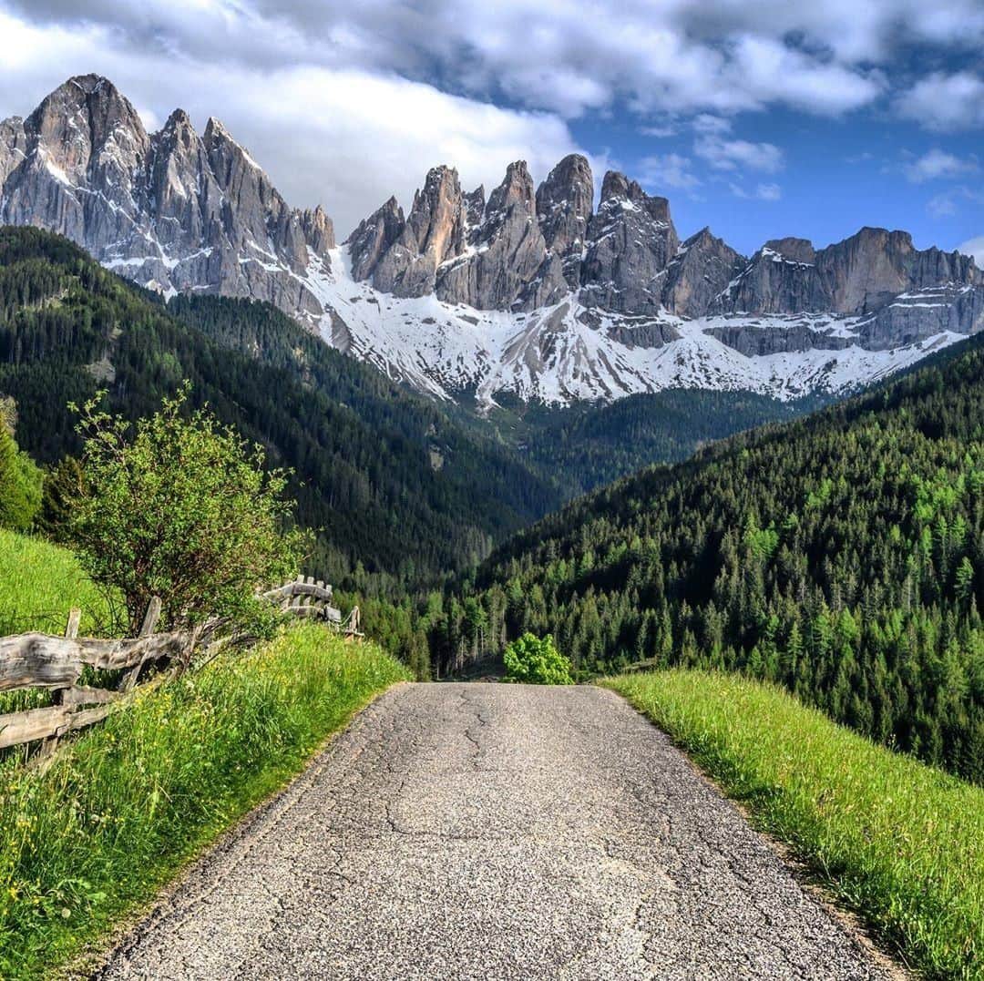 Lonely Planetさんのインスタグラム写真 - (Lonely PlanetInstagram)「This week's #lonelyplanet regram comes from @vikslens who captured this incredible shot of The Dolomites, in #Italy. ⛰️ The jagged peaks of the Dolomites, or Dolomiti, span the provinces of Trentino and Alto Adige, jutting into neighbouring Veneto. — Every week we regram a shot from our community. Tag yours with #lonelyplanet for a potential feature!」6月14日 18時30分 - lonelyplanet