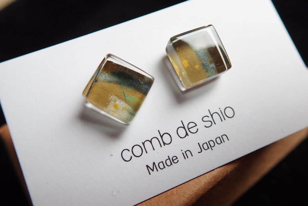 comb de shioさんのインスタグラム写真 - (comb de shioInstagram)「茶色って、やっぱりブルーやグリーンの華やかさに負けて、ちょっと地味な存在なのですが、作品としては、すごーーーく素敵！と思うものが、たくさんあるんですよね。 玄人好みの可愛い子です😊✨ #伊勢志摩シリーズ  #山の風景  #ブラウンカラー  #1点もの  #ピアス  #ガラスピアス 【京都高島屋6階】 👉6/12(水）〜18(火） 😊デザイナーAzusa在店日→6/12、15、17、18 ※その他の日もスタイリストが、あなたを輝かせる素敵なアクセサリーをご提案させて頂きます♪ ・ 初夏の百貨店展示会は、今年はこの京都が最後になります♪ぜひお出かけくださいませ😊✨ ・ ・ #京都 #京都高島屋 #浴衣に合うピアス  #あなたをギヤラリーにするアクセサリー #コムデシオ #combdeshio #ガラスアクセサリー #おしゃれさんと繋がりたい #アート好きな人と繋がりたい #アートガラス #アクセサリー #人と同じじゃつまらない #artjewellery #ファッション  #イヤリング  #glassart #glassjewelry #handmadejewellery」6月14日 18時35分 - comb_de_shio