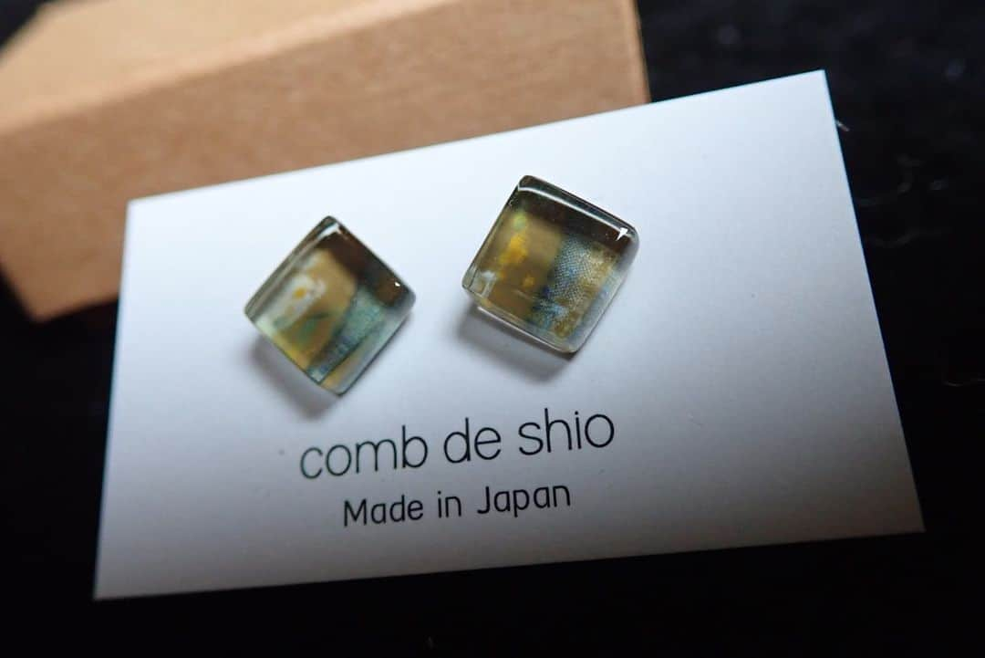 comb de shioさんのインスタグラム写真 - (comb de shioInstagram)「茶色って、やっぱりブルーやグリーンの華やかさに負けて、ちょっと地味な存在なのですが、作品としては、すごーーーく素敵！と思うものが、たくさんあるんですよね。 玄人好みの可愛い子です😊✨ #伊勢志摩シリーズ  #山の風景  #ブラウンカラー  #1点もの  #ピアス  #ガラスピアス 【京都高島屋6階】 👉6/12(水）〜18(火） 😊デザイナーAzusa在店日→6/12、15、17、18 ※その他の日もスタイリストが、あなたを輝かせる素敵なアクセサリーをご提案させて頂きます♪ ・ 初夏の百貨店展示会は、今年はこの京都が最後になります♪ぜひお出かけくださいませ😊✨ ・ ・ #京都 #京都高島屋 #浴衣に合うピアス  #あなたをギヤラリーにするアクセサリー #コムデシオ #combdeshio #ガラスアクセサリー #おしゃれさんと繋がりたい #アート好きな人と繋がりたい #アートガラス #アクセサリー #人と同じじゃつまらない #artjewellery #ファッション  #イヤリング  #glassart #glassjewelry #handmadejewellery」6月14日 18時35分 - comb_de_shio