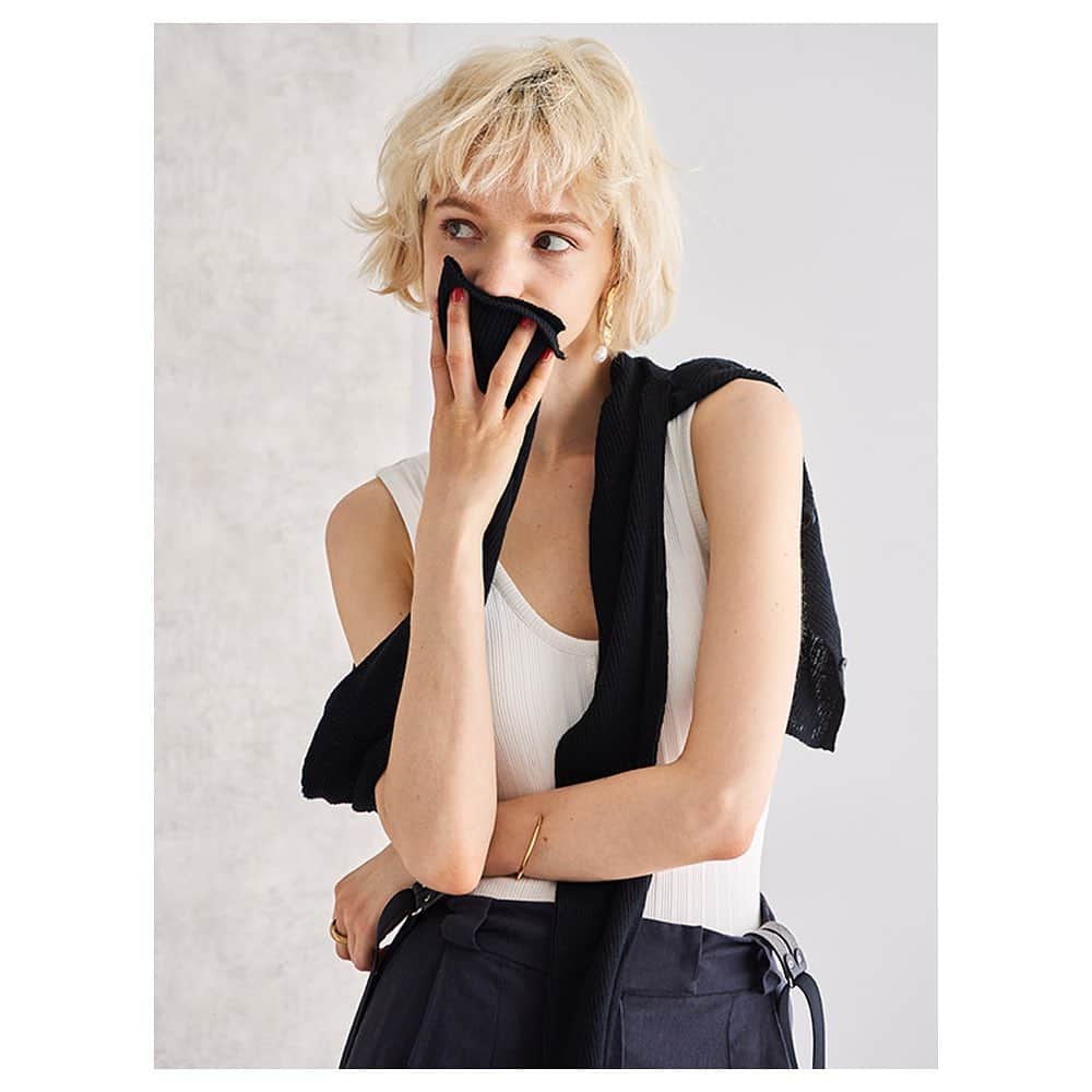 ETRÉ TOKYOさんのインスタグラム写真 - (ETRÉ TOKYOInstagram)「・ 【New Arrival】 #オープンバックリブタンクトップ Black/White/Charcoal ¥12,000+tax ・ オンラインストアと 各店舗 @etretokyo_store にて発売中. プロフィールTOPのURLよりご覧下さい.  #etretokyo #etre #mydaysmyetre #etretokyostore #camisole #tanktop #inner #エトレトウキョウ #エトレ #キャミソール #タンクトップ #タンク #インナー #オープンバック」6月14日 18時33分 - etretokyo