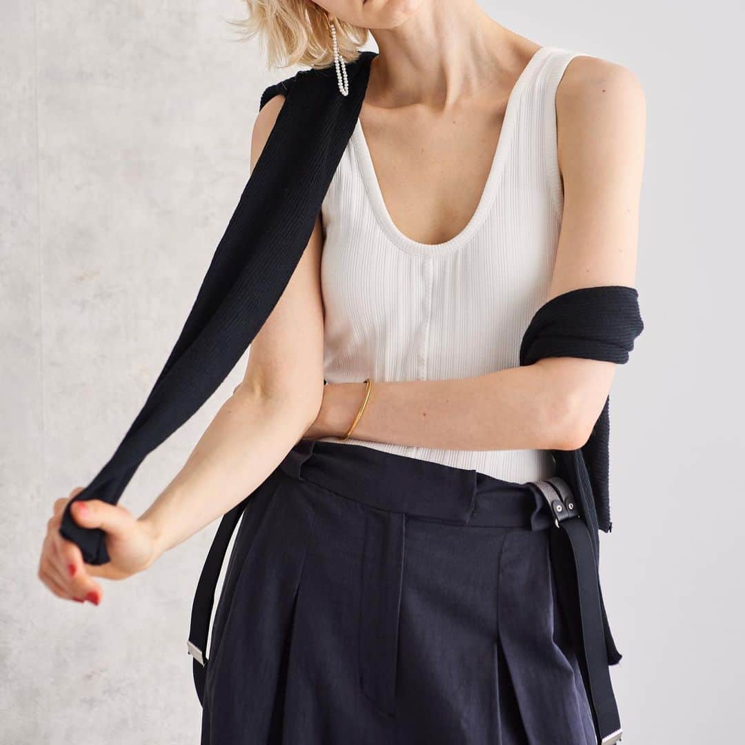 ETRÉ TOKYOさんのインスタグラム写真 - (ETRÉ TOKYOInstagram)「・ 【New Arrival】 #オープンバックリブタンクトップ Black/White/Charcoal ¥12,000+tax ・ オンラインストアと 各店舗 @etretokyo_store にて発売中. プロフィールTOPのURLよりご覧下さい.  #etretokyo #etre #mydaysmyetre #etretokyostore #camisole #tanktop #inner #エトレトウキョウ #エトレ #キャミソール #タンクトップ #タンク #インナー #オープンバック」6月14日 18時33分 - etretokyo