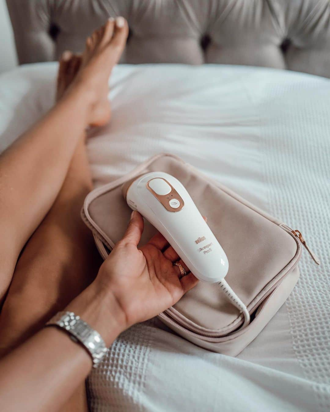 Tamara Kalinicさんのインスタグラム写真 - (Tamara KalinicInstagram)「Bare legs season is around the corner! This new Braun Silk Expert Pro 5 IPL (5124) arrived in the post and I am super excited to start my permanent hair removal at-home treatment. I will be reporting back on my experience in a few weeks time with a full YouTube video! If you want to try it for yourself use code BRAUNIPLHP @bootsuk for 50% off until June 18th! #BraunBeautyUK #IPL #ad」6月14日 18時35分 - tamara