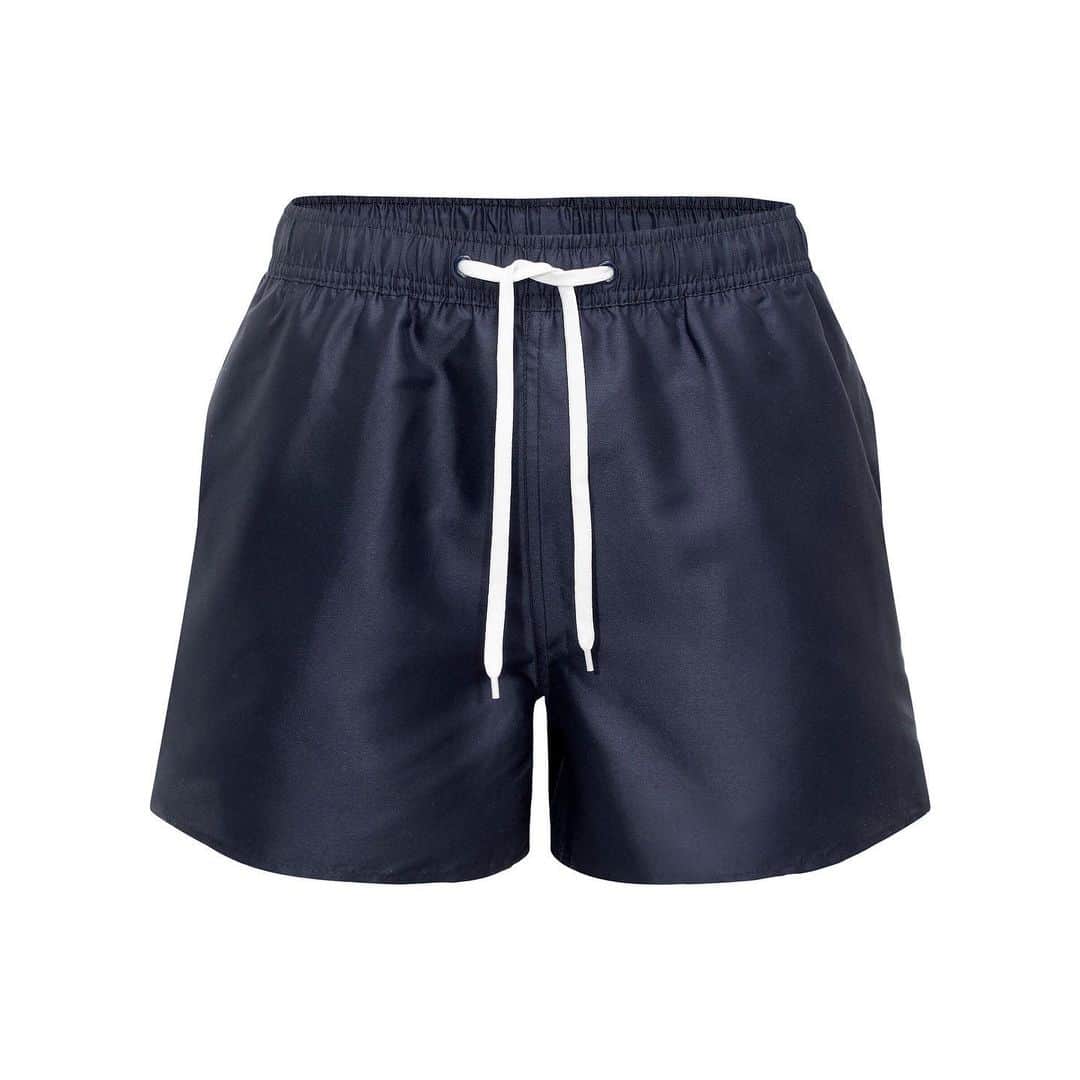 レステロッズのインスタグラム：「Solid Navy swimwear with a low slit in the sides & a small white Resteröds flag label on the right side. Keep it simple.  #Originalneverdies #Resteröds #mensstyle」
