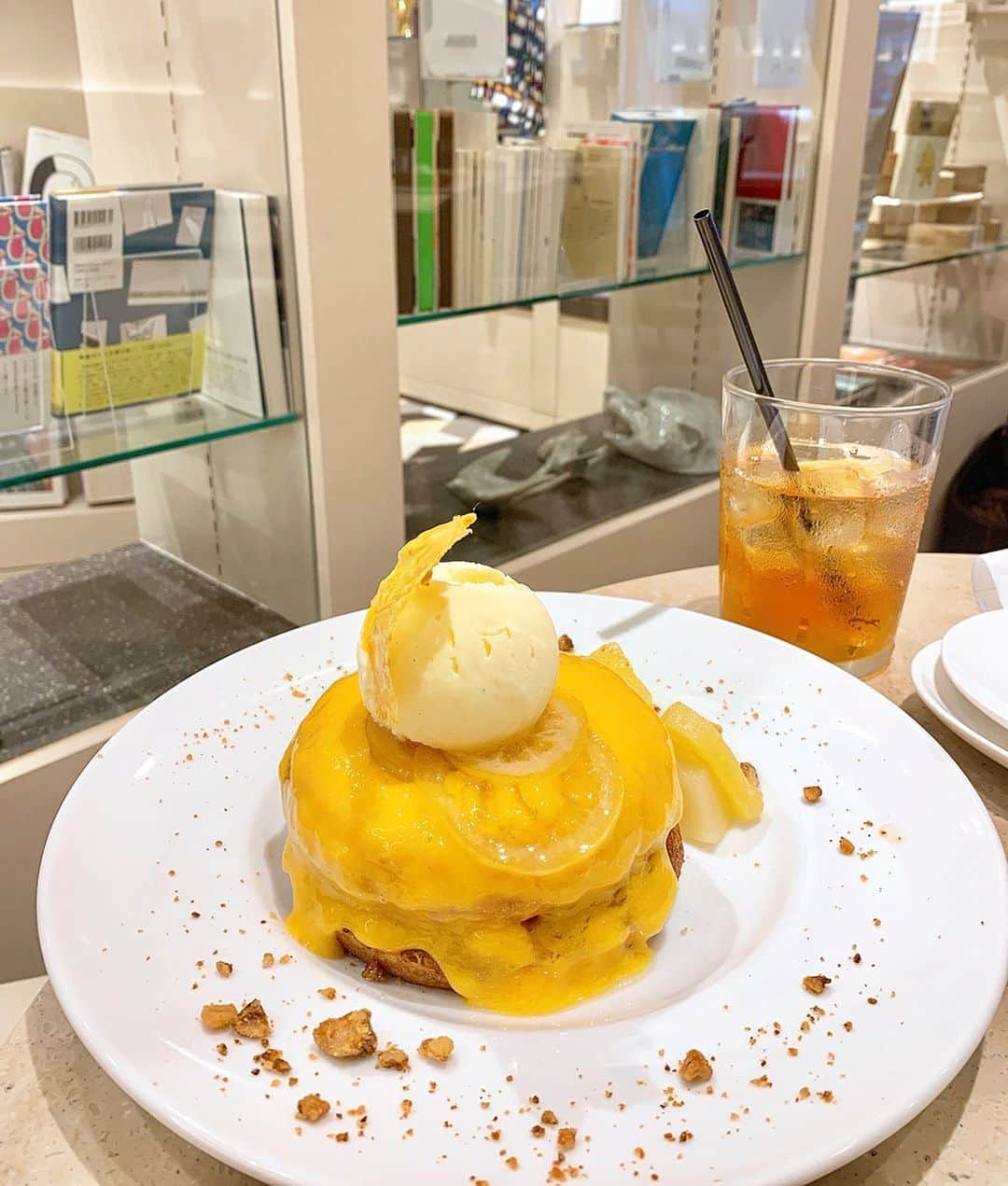 佐藤瀬奈さんのインスタグラム写真 - (佐藤瀬奈Instagram)「さゆさん @higashisayumi とランチ♡ レモンクリームパンケーキ美味しかったぁぁ🥞❤️⠀ ⠀ お互いサブカルな趣味が多いから、それを活かして一緒に何かしたいねと計画中🤣❣️⠀ ⠀ 私の愛する古墳の話も聞いてもらえて高まった🤤笑⠀ ⠀ 最高に楽しいランチタイムでした😂♡ ・ ・ ・ #ビブリオテーク  #cafeandbooksbibliotheque  #bibliotheque  #tokyocafe  #有楽町カフェ#東京カフェ」6月14日 18時35分 - senapuu