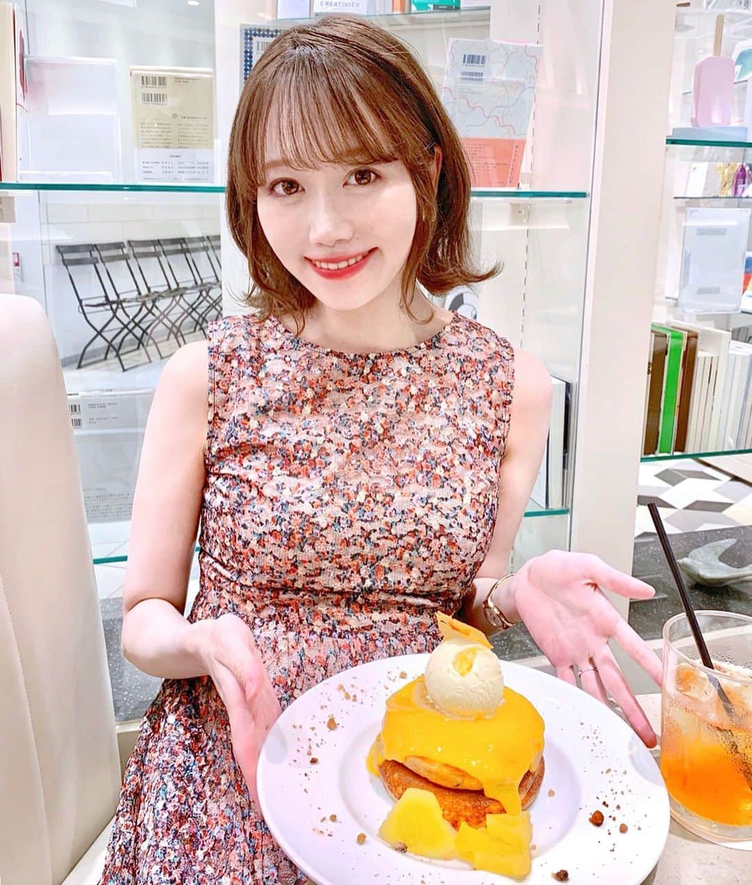 佐藤瀬奈さんのインスタグラム写真 - (佐藤瀬奈Instagram)「さゆさん @higashisayumi とランチ♡ レモンクリームパンケーキ美味しかったぁぁ🥞❤️⠀ ⠀ お互いサブカルな趣味が多いから、それを活かして一緒に何かしたいねと計画中🤣❣️⠀ ⠀ 私の愛する古墳の話も聞いてもらえて高まった🤤笑⠀ ⠀ 最高に楽しいランチタイムでした😂♡ ・ ・ ・ #ビブリオテーク  #cafeandbooksbibliotheque  #bibliotheque  #tokyocafe  #有楽町カフェ#東京カフェ」6月14日 18時35分 - senapuu