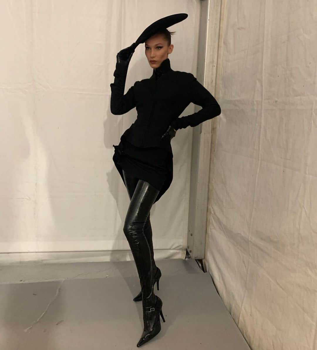 ベラ・ハディッドさんのインスタグラム写真 - (ベラ・ハディッドInstagram)「THE 1 & ONLY, THIERRY MUGLER ARCHIVE 🖤@manfredthierrymugler This was heaven !!!! Thank you @carineroitfeld @pg_dmcasting for this moment !!!!!!!!!」6月14日 18時36分 - bellahadid