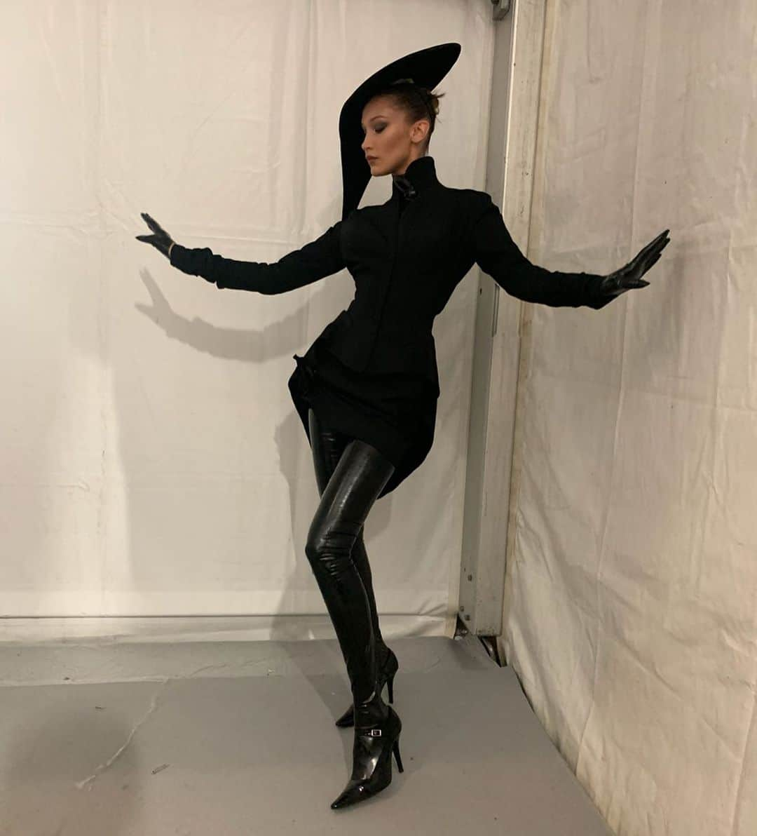 ベラ・ハディッドさんのインスタグラム写真 - (ベラ・ハディッドInstagram)「THE 1 & ONLY, THIERRY MUGLER ARCHIVE 🖤@manfredthierrymugler This was heaven !!!! Thank you @carineroitfeld @pg_dmcasting for this moment !!!!!!!!!」6月14日 18時36分 - bellahadid