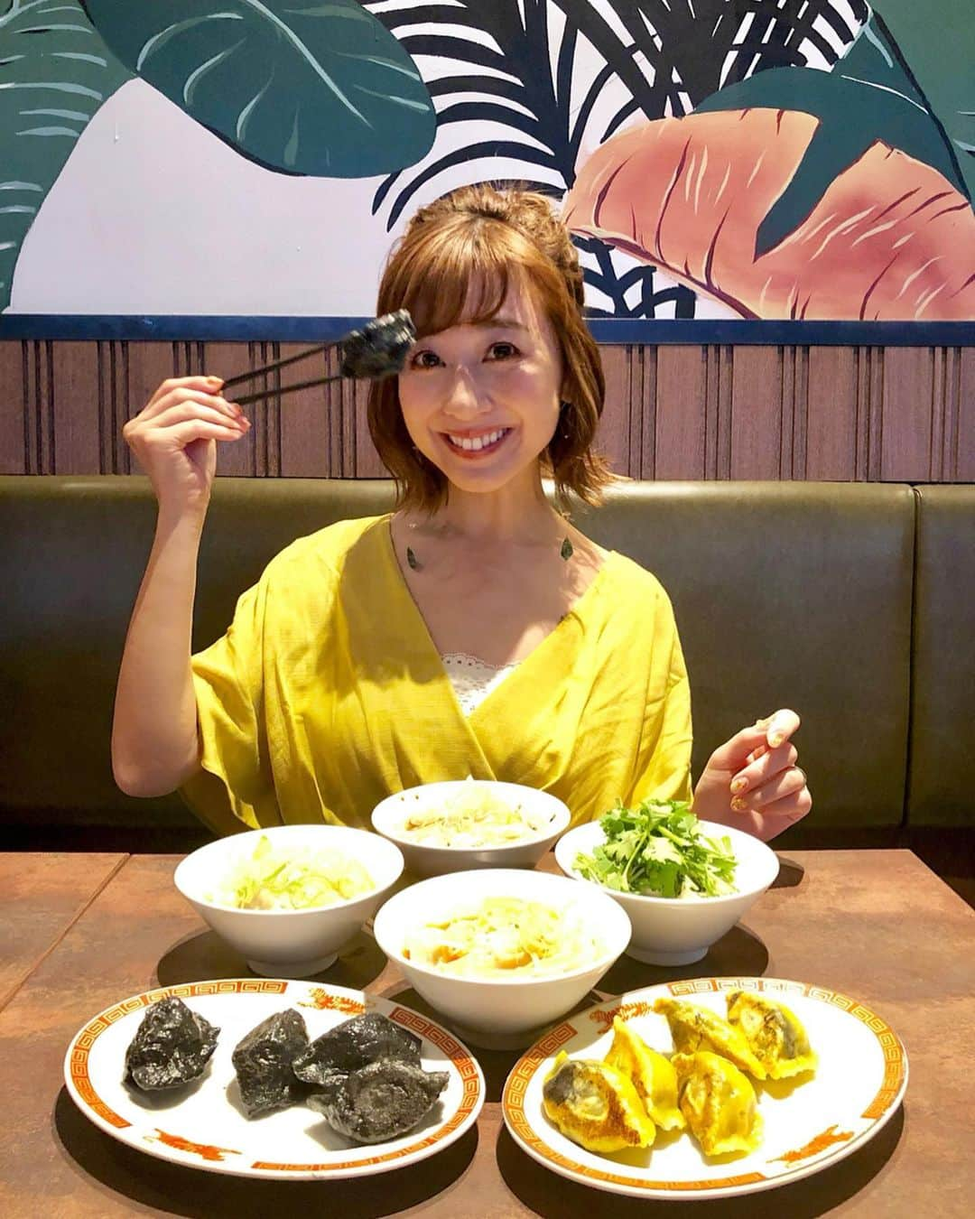 水野佐彩さんのインスタグラム写真 - (水野佐彩Instagram)「・ TOBEFRESH Presents 「美味しいものを食べてニオイは消えるのか？実験！」 に参加してきました🥢🧡💜 絶対に口臭を消すTOBEFRESH✨ vs 美味しいけど絶対臭くなるご飯🥟 TOBEFRESHは本当に口臭を消せるのか🤔🤔 今回挑戦するメニューは にんにく ネギたっぷりの餃子🥟🥟🥟 餃子大好き🥺 タイガー餃子会館の餃子は 種類がたーーーくさんあって あれもこれも楽しみました🤤🥟 楽しみすぎたのかw ブレスチェッカーはレベル5😂 めちゃ臭いキツイ状態でしたww その後にTOBEFRESHをシュッ✨✨ そしたらレベル1にまで下がってる🥺✨✨ 結果はTOBEFRESHの圧勝🕺🏿✨✨ TOBEFRESHにはヒノキチオールが入っていて ニオイの成分を分解、殺菌してくれるの❣️ にんにくの入った料理大好きだから TOBEFRESHあれば安心🤭❤️ にしても餃子美味しかった💕💕 タイガー餃子会館の餃子 めちゃ美味しくておススメです😋🥟❤️ (お洋服タグ付けしました🏷🍀) #TOBEFRESH #トゥービーフレッシュ #口臭ケア #マウススプレー #マウスウォッシュ #歯磨き #エチケット #口臭予防 #オーラルケア #タイガー餃子会館 #パクチー餃子 #柚子葱醤餃子 #黒牛肉餃子 #息さわやか #人と会う前に #口臭が気になる時に #たばこにんにく口臭スプレー1秒 #ノンアルコール成分 #餃子 #にんにく」6月14日 18時49分 - saaya_mizuno