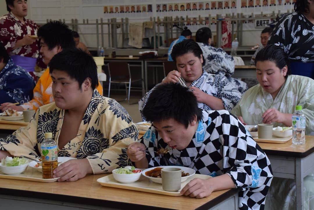 日本相撲協会さんのインスタグラム写真 - (日本相撲協会Instagram)「新弟子が通う相撲教習所。実技のあとに、相撲史や書道などの科目を曜日ごとに学びます。お昼をたべ、最後に掃除をして、終了です。 #@sumokyokai #相撲 #sumo #両国 #ryogoku #japan #日本 #教習所 #勉強 #眠い #修行」6月14日 18時50分 - sumokyokai