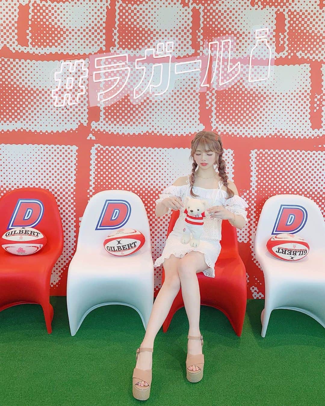 のインスタグラム：「✈️👠💕 * * 💜🧡❤️VINYL MUSEUM reception party💖💛💙 * * 1枚目はくまちゃんで遊んでる時の 不意打ちショット...🤣🧸💞 * 毎回楽しみにしてる @vinyl_museum 💗 今日6月14日〜6月30日までの期間限定🍒✨ 可愛いブースがありすぎていっぱい写真撮ってはしゃいだ😂🤳💞 * @canonmj_inspic のカメラを借りてチェキも撮れたよ💗 その場で写真出て遊べるから欲しくなったー💗 * まだ写真あるから次も載せる🤣💞 * 🎀開催場所🎀 羽田空港国内線  第2旅客ターミナル2 5階 フライトデッキトーキョー * #VINYLMUSEUM #ビニールミュージアム #インスタ映え #hanedavm #ラガールVM #RWC2019  #羽田空港 #code #ootd #ヘアアレンジ #fashion #rwc2019_moment #iNSPiC使ってみた  #えりんコーデ」