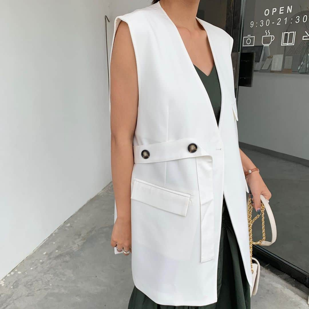 BIRTHDAY BASHさんのインスタグラム写真 - (BIRTHDAY BASHInstagram)「ショートジレ♡ WHITE BEIGE . NEW . #birthdaybashshop #birthdaybash #fashion #streetstyle」6月14日 18時53分 - birthdaybashshop