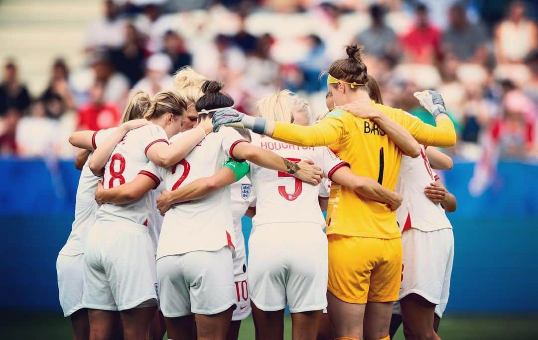 サッカー イングランド代表チームさんのインスタグラム写真 - (サッカー イングランド代表チームInstagram)「Let’s do this, @lionesses 👊」6月14日 18時55分 - england