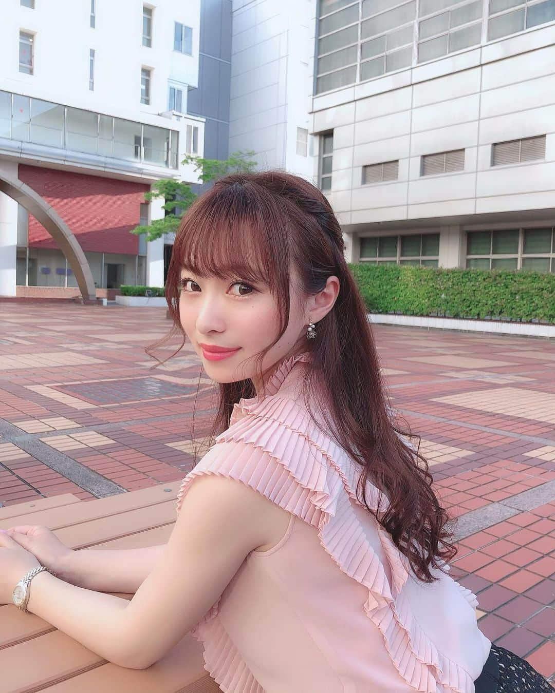 清里千聖さんのインスタグラム写真 - (清里千聖Instagram)「. ビキュールさんで目のコリを. ほぐしてもらってきてスッキリ🥺💕. 明日も頑張るぞ〜🦄💕. 明日は #ファニバー からもプレゼントありますっ🎁💕. #ビキュール #美cuol #bicuol #小顔コルギ #撮影#japanesegirl #radiodj #radio #radiko #zipfm #Happy #Smile #week #funny #buddy #followｍe #뷰티스타그램 #愛知 #名古屋 #셀스타그램 #얼스타그램 #오오티디 #메이크업 #instapic #ハーフアップ #風強め 久しぶりの #母校 #星ヶ丘」6月14日 18時57分 - chiseikiyosato