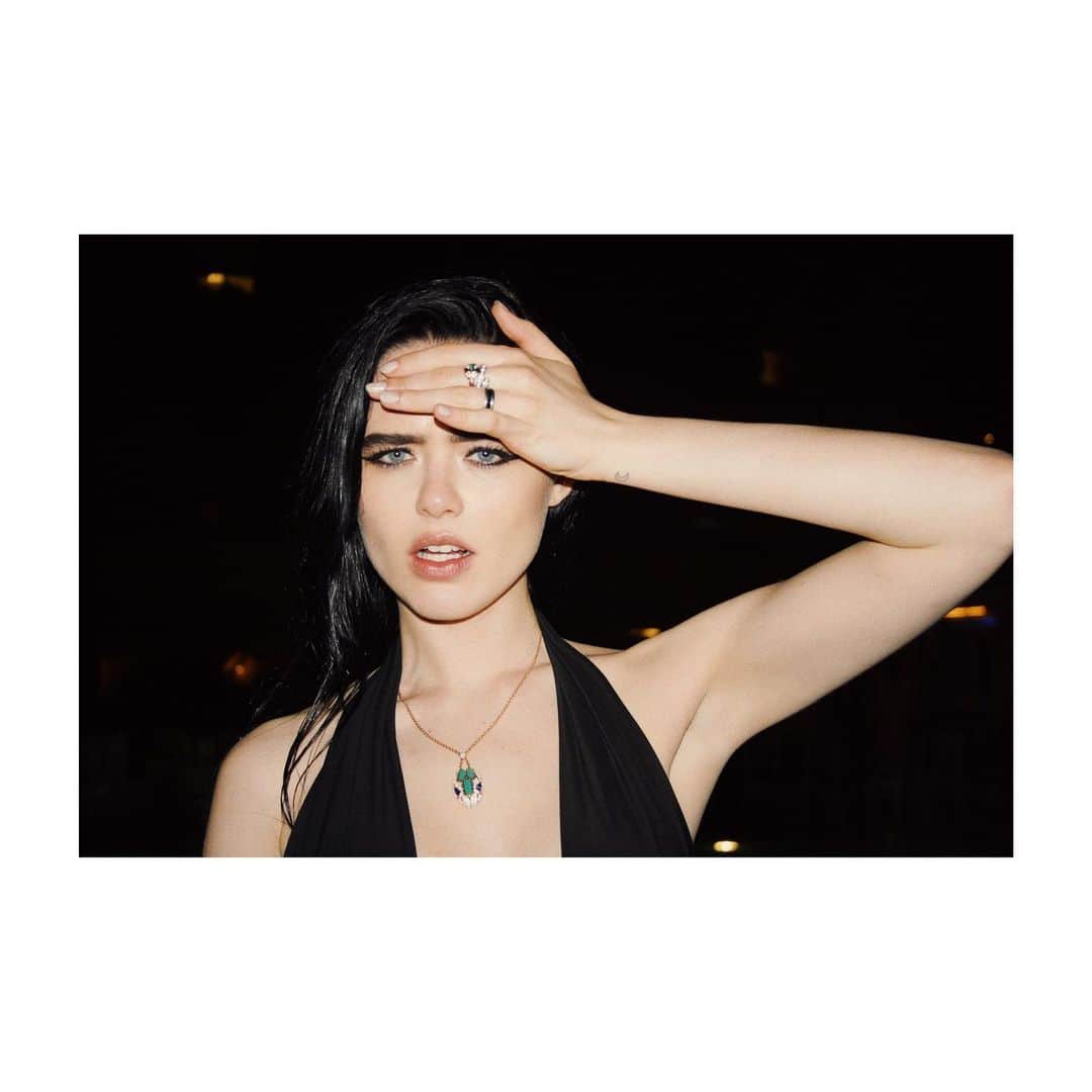 クリスティナ・バザンのインスタグラム：「In Capri with @bulgariofficial 🐍✨#cinemagia 📸 @azazel.cl」