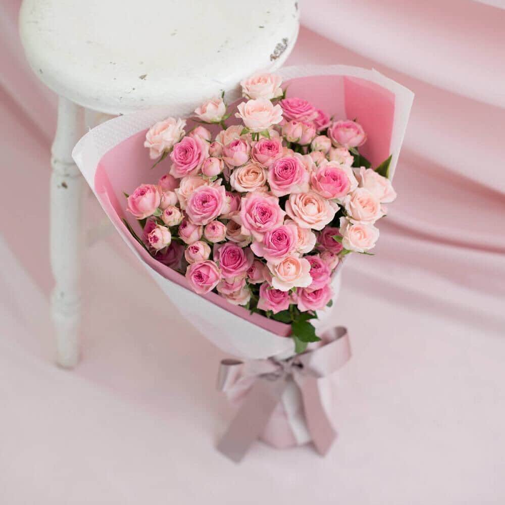 プシュケ[PSYCHE&]・花キューピットさんのインスタグラム写真 - (プシュケ[PSYCHE&]・花キューピットInstagram)「. とびっきり可愛いシェルピンクカラーの花束 腕いっぱいのバラの花束は女性の憧れです。 日常を特別な日に変えてくれる素敵なプレゼント  ｰｰｰｰｰｰｰｰｰｰｰｰｰｰｰｰｰｰｰｰｰｰｰｰｰｰｰｰｰｰｰｰｰｰｰｰｰｰｰｰｰｰｰｰｰｰｰｰｰｰｰ #プシュケ #花キューピット #花 #お花 #ザ花部 #花に心を込めて #暮らしに花を #花のある暮らし #フラワーデザイン #インテリアフラワー #フラワーギフト #花束 #ブーケ0020 #シェルピンク  #バラ #wedding #結婚祝い #ブーケ #プシュケ_Cute ｰｰｰｰｰｰｰｰｰｰｰｰｰｰｰｰｰｰｰｰｰｰｰｰｰｰｰｰｰｰｰｰｰｰｰｰｰｰｰｰｰｰｰｰｰｰｰｰｰｰｰ」6月14日 19時08分 - psyche.flowers