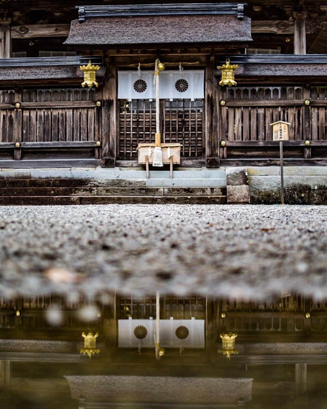 Visit Wakayamaさんのインスタグラム写真 - (Visit WakayamaInstagram)「.﻿ This is the first of three grand shrines, the Kumano Sanzan, that you'll see walking along the Nakahenro.﻿ ﻿ It's not as colorful as the other two shrines, but its spiritual, dignified atmosphere makes up for it. ﻿ 📸: @kazz1109」6月14日 19時00分 - visitwakayama