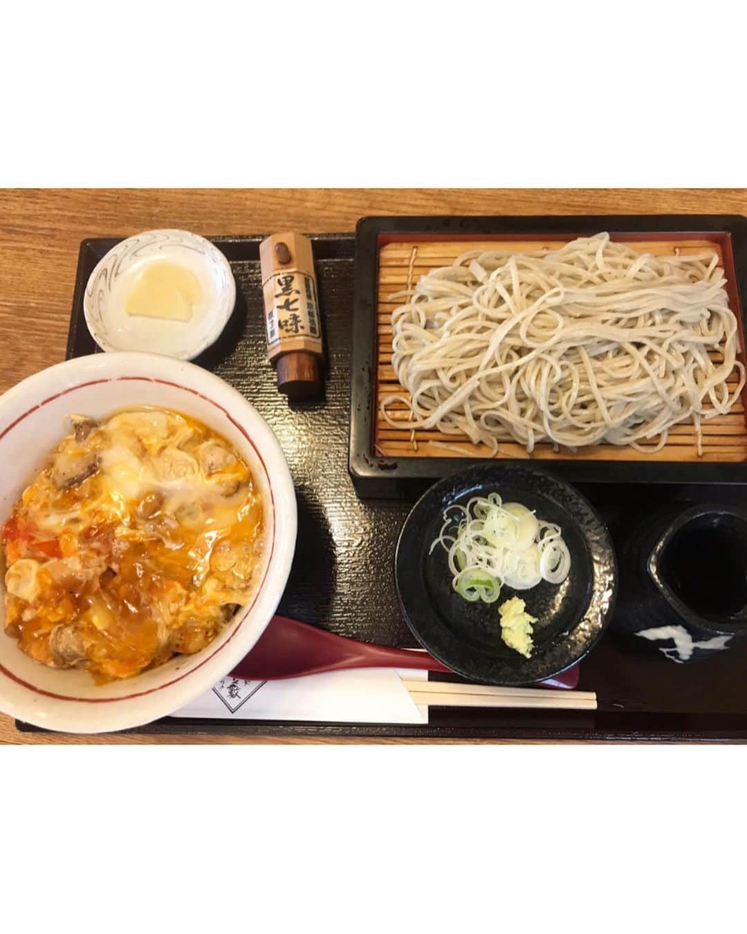 河谷麻瑚さんのインスタグラム写真 - (河谷麻瑚Instagram)「. 今日のリフレッシュ！ . 電話で買いまshow & らんらん♩ランチでした😋💗💗 . . らんらん♩ランチのテーマは、 『マコ行きつけ！ 人気そば屋の絶品親子丼！』💗 . 私が入社した頃から行きつけのお店、 蕎麦処大藪の 上親子丼を紹介しました💗💗 . . VTRを見たら、 また 親子丼が食べたくなっちゃって・・・☺️😝🎉 リフレッシュが終わってから、 今日もお店に行っちゃいました！笑笑 . お店では、 ［リフレッシュ見て来たー！］と言ってくださった方もいて 嬉しかったです💗 そして、いつもより  さらに多くのお客さんで賑わっていました😘❤ . お蕎麦も親子丼も、本当に美味しいですよ💗 みなさんも、 是非行きつけのお店にしてみては？💗 . . #大藪#蕎麦#親子丼#行きつけ#金沢市#美味しい#絶品#オススメ#石川テレビ#ランチ#アナウンサー#河谷麻瑚」6月14日 19時00分 - makokawatani