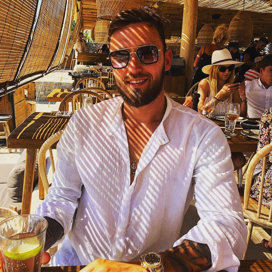 マルコ・ヘーガーのインスタグラム：「Looking #forward with #positivevibes 😎☀️ @fckoeln @scorpiosmyk  #blessed #thankful #energy #greece #mykonos #island #scorpiosmykonos #effzeh #köln #fc #together #team #mh6 #liebedeinestadt」